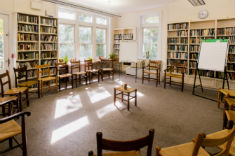 Table Room (chairs in a circle)